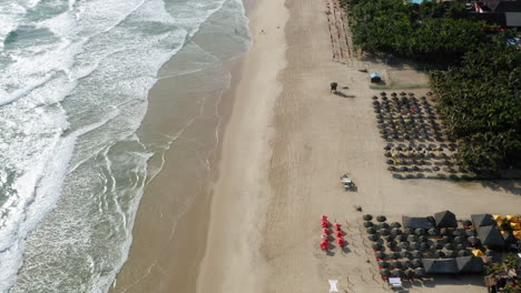 Luftaufnahme-Des-Strandes,-Der-Palmen-Und-Der-Umliegenden-Stadt,-Praia-Do-Futuro,-Ceara,-Brasilien