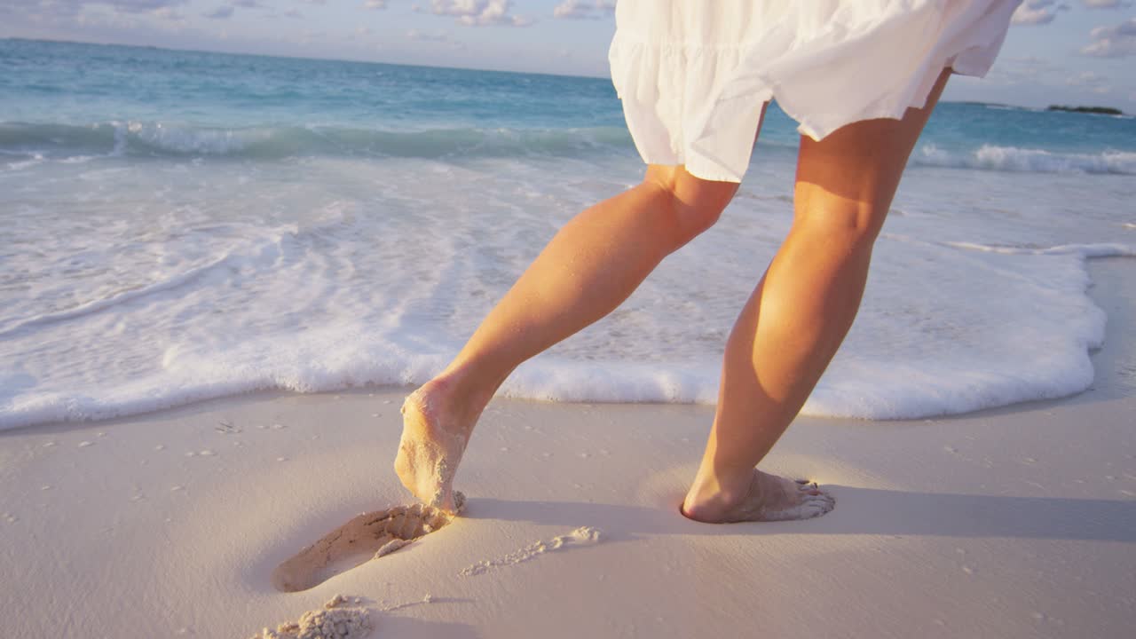 해가 지는 해변에서 맨발로 는 여자 다리