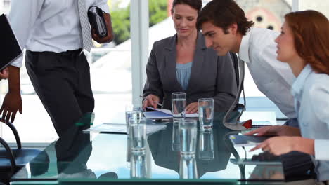 personas de negocios sentadas en una mesa