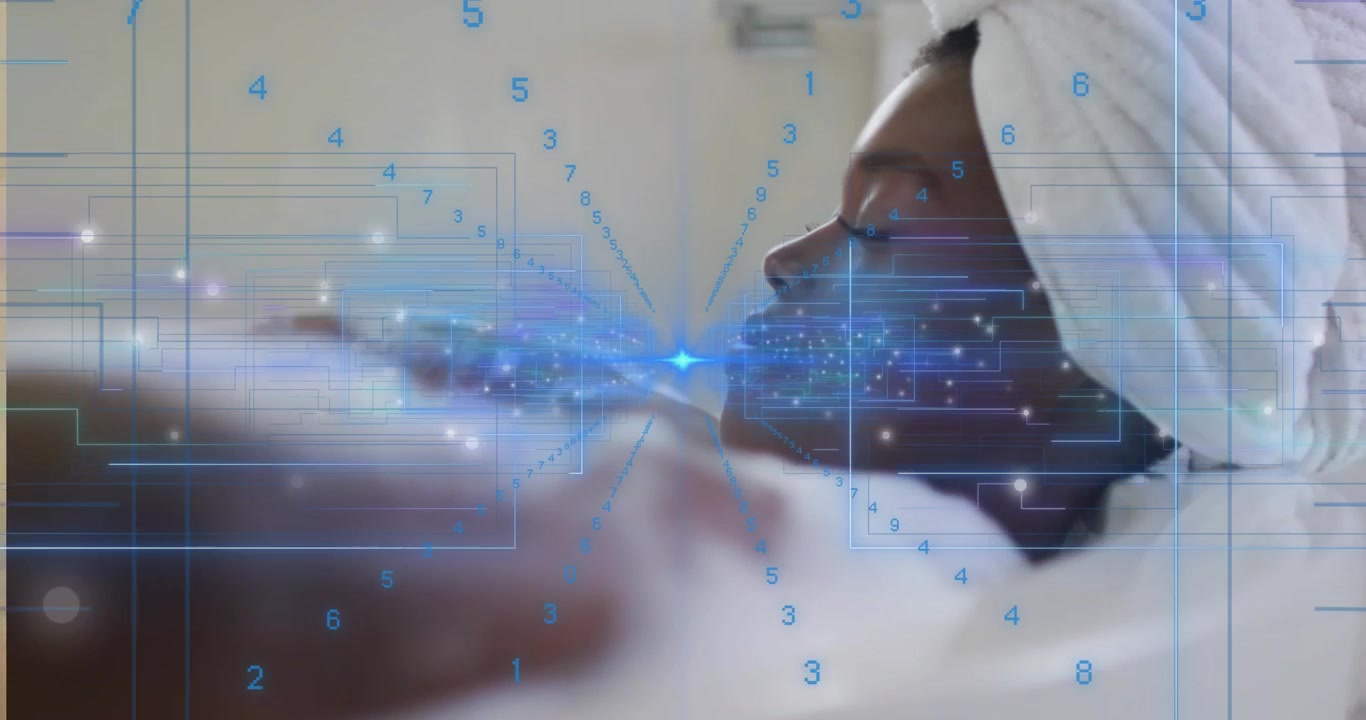 Frau entspannt sich im Spa, ein Hologramm-Overlay erscheint, Leuchten und Markierungen zeigen Hautdaten an.