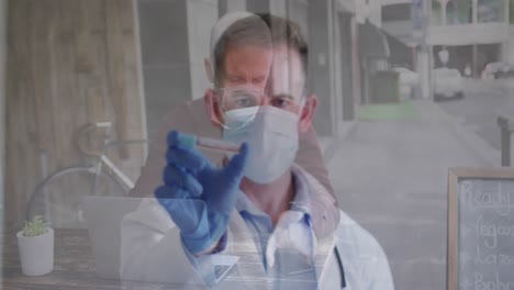 animación de un médico con la vacuna contra la covid-19 sobre un hombre mayor que usa una máscara facial