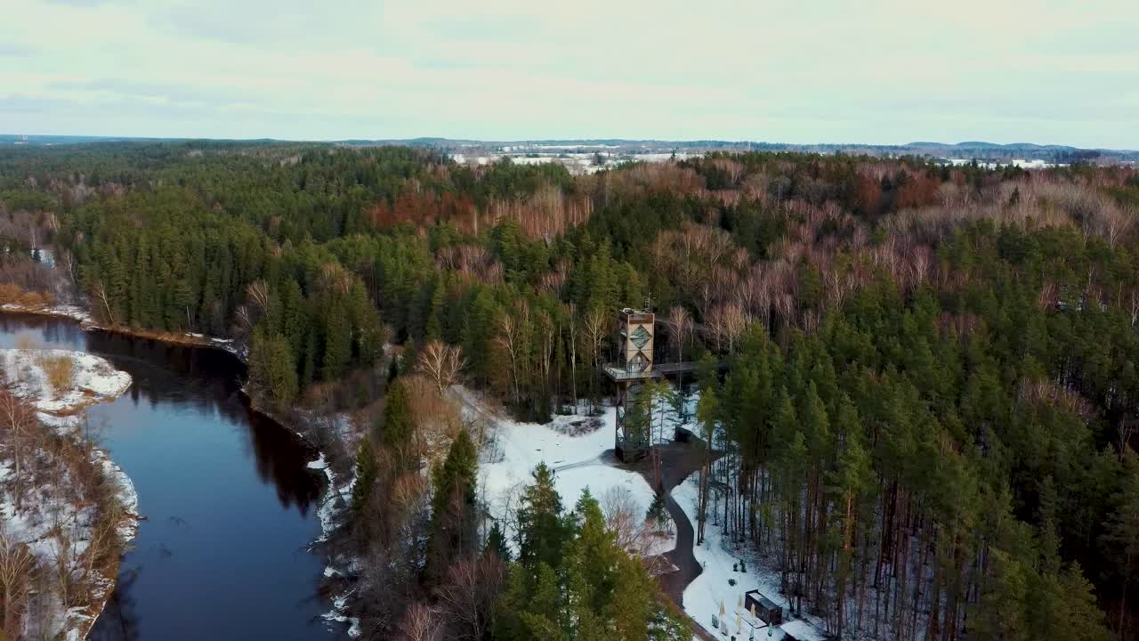 vista aérea de anyksciai laju takas, complejo de senderos para caminar en la copa de los árboles con una pasarela, un centro de información y una torre de observación, ubicado en anyksciai, lituania cerca del río sventoji