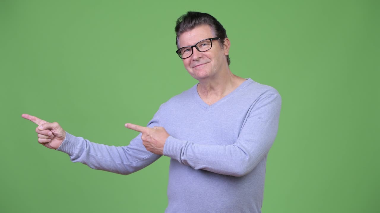 hombre viejo y guapo mostrando algo.