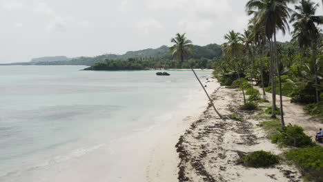 Langer-Weißer-Sand-Und-Ruhiges-Wasser-Am-Playa-Rincon-In-Samana,-Dominikanische-Republik