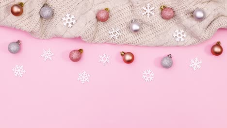 la decoración de navidad con suéter de punto y adornos aparecen en la parte superior del tema rosa pastel. stop motion