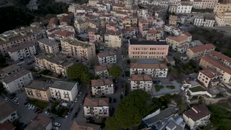 salerno, italia inclinación aérea hasta las montañas