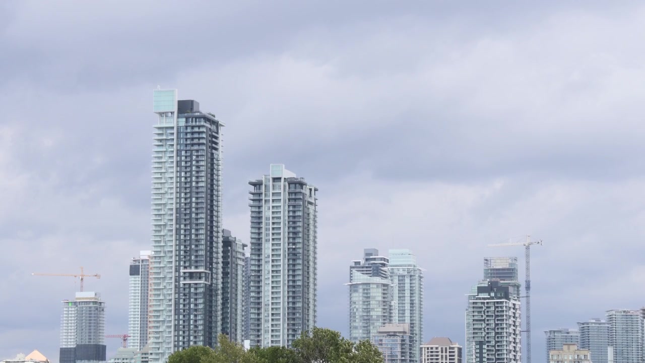 Arranha-céus altos e modernos com fundo nublado dramático, arquitetura urbana