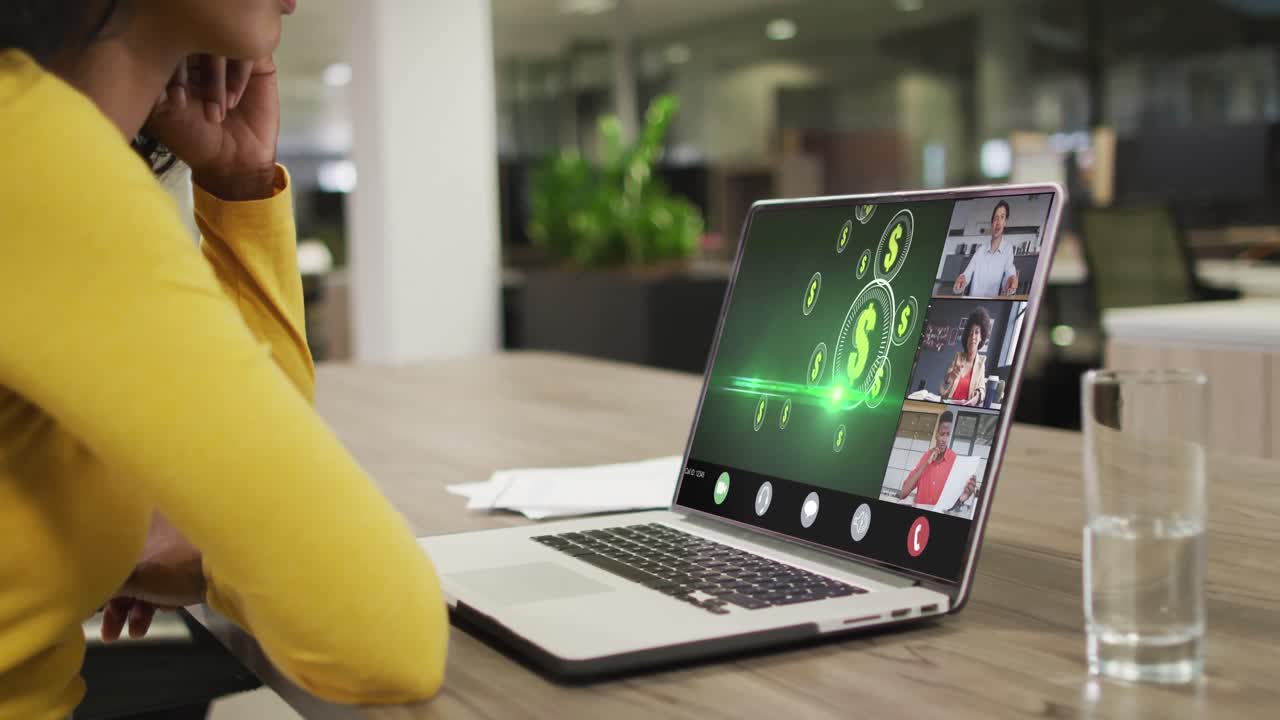 mujer de negocios biracial que usa una computadora portátil para videollamadas con diversos colegas de negocios