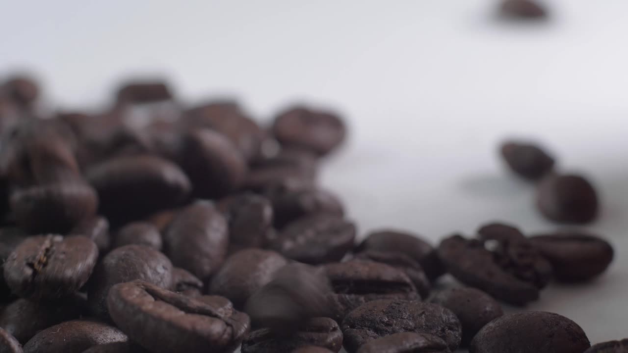 Delizioso caffè tostato ecuadoriano che cade delicatamente da sinistra a destra con un movimento lento e seducente