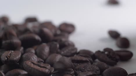 delicioso café tostado ecuatoriano cayendo suavemente de izquierda a derecha en un movimiento lento y seductor