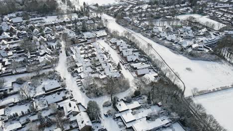 aerial de un hermoso barrio suburbano blanco como la nieve en un día de invierno