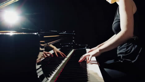 manos tocando el piano