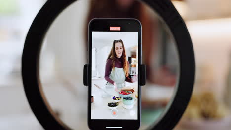 Mujer-Influencer,-Cocina-Y-Transmisión-En-Vivo