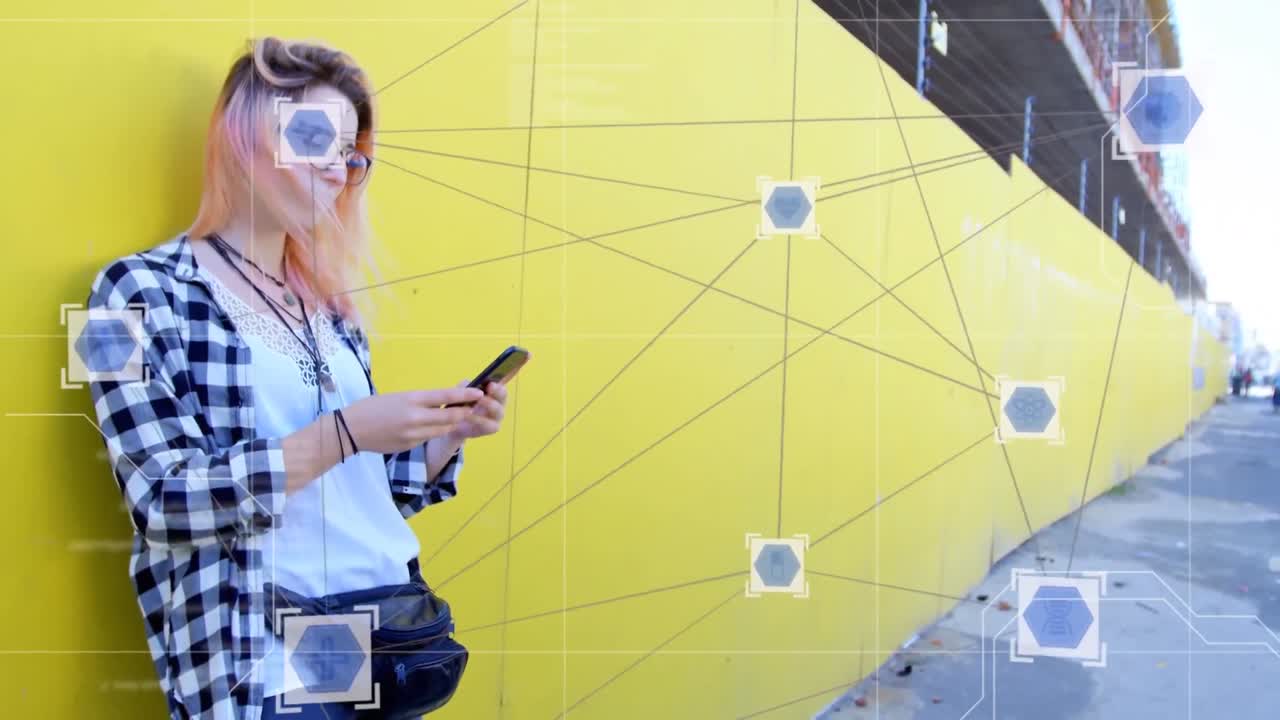 animación de conexiones web con iconos sociales sobre mujeres caucásicas que usan teléfonos inteligentes