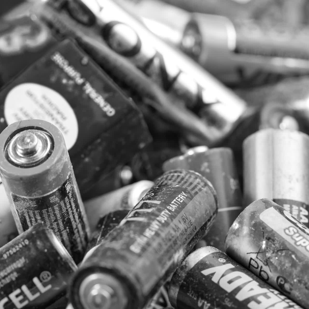 Baterías alcalinas usadas. Baterías desechables agotadas antes de su eliminación