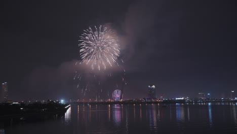 Impresionantes-Fuegos-Artificiales-Iluminan-El-Cielo-Para-El-Año-Nuevo-Lunar-Y-Las-Vacaciones-Tet-Sobre-El-Río-Han-En-Danang,-Vietnam