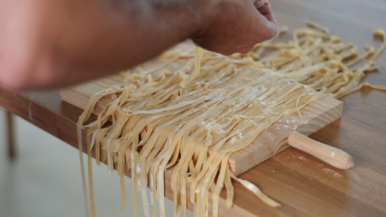 perfección hecha a mano: video de cerca en cámara lenta del chef separando tagliatelle - harina con precisión - 4k cinematográfico