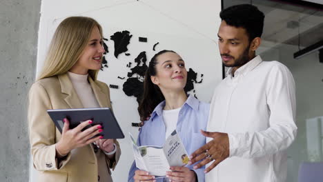 femme travaillant dans une agence de voyage