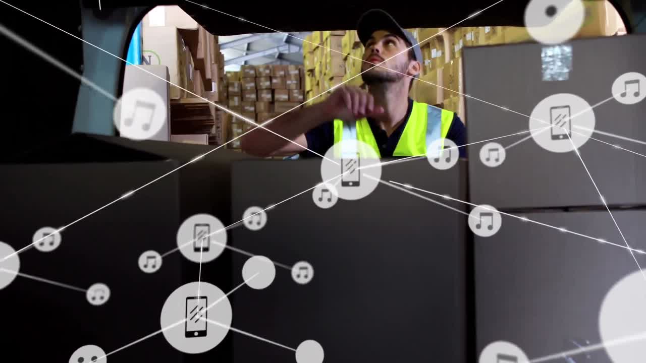 animación de música conectada y iconos de teléfono sobre mensajero caucásico cargando cajas en furgoneta