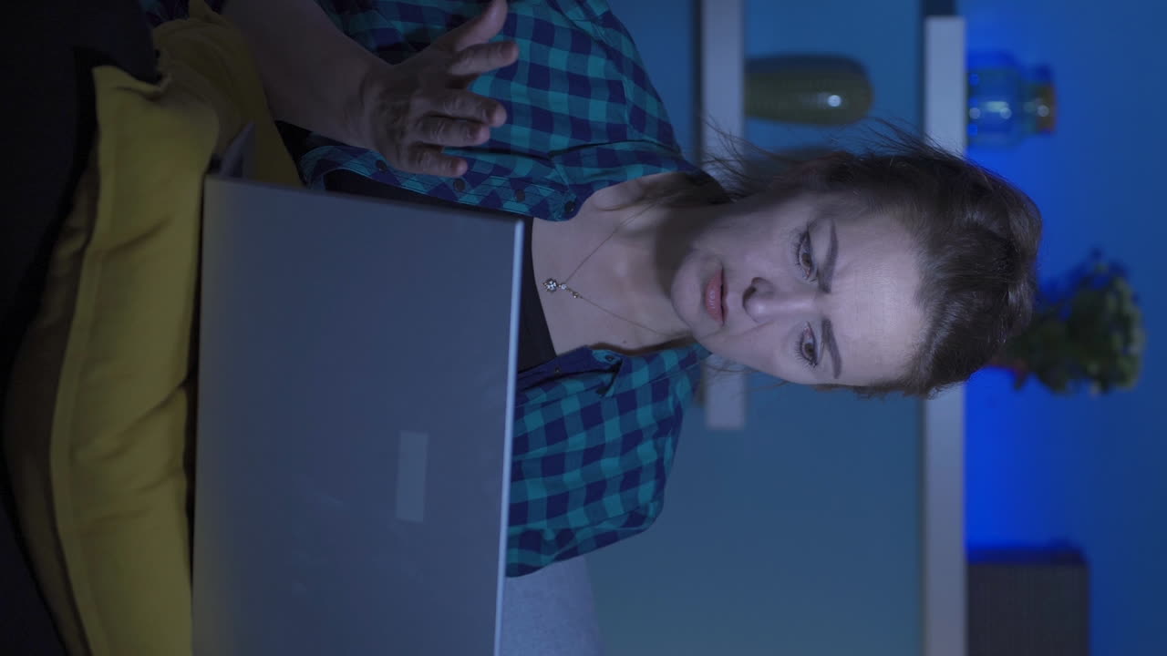 video vertical de una mujer que se encuentra con un problema en la computadora portátil.