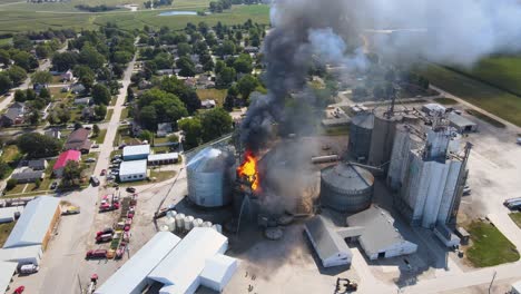 Antena-Sobre-Un-Incendio-Industrial-En-Una-Instalación-De-Almacenamiento-De-Silos-De-Grano-En-Una-Granja-En-Iowa