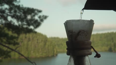 Kochendes-Wasser-In-Papierkaffeefilter-In-Chemex-Gießen,-Um-Kaffee-In-Der-Wildnis-Zu-Brühen