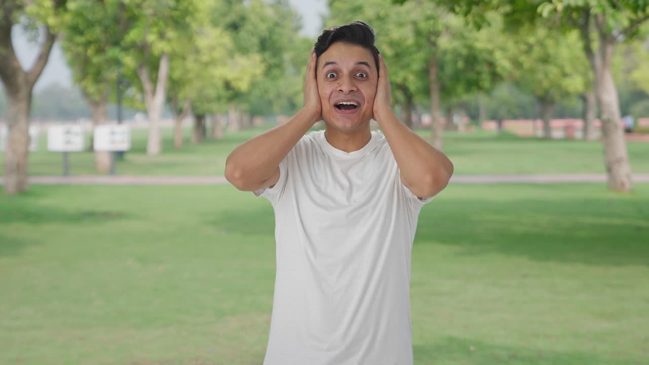 인디언 남자가 큰 놀라움을 얻고 있습니다.