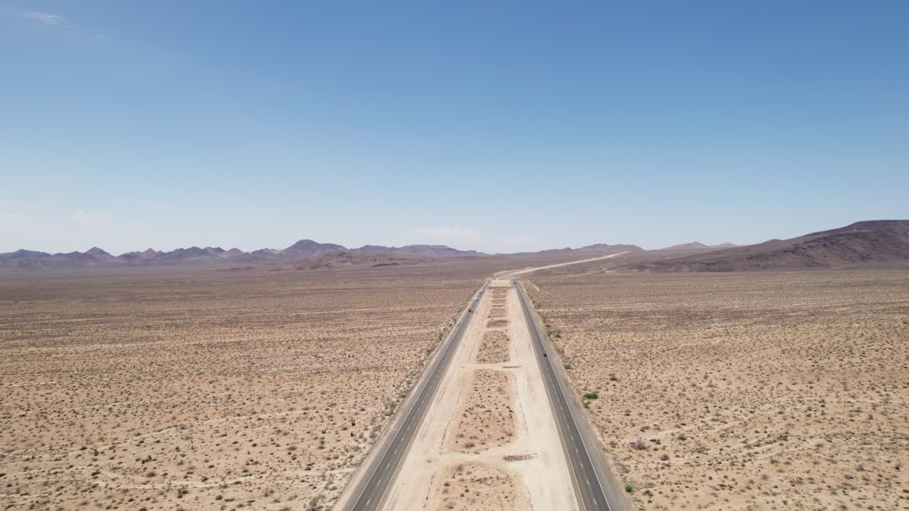 사막의 고속도로에서 운전하는 자동차와 트럭