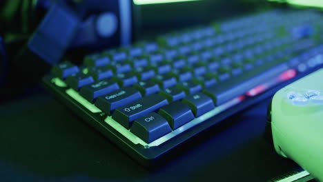 video de computadora de juegos y equipos de juegos en el escritorio con espacio de copia en fondo de neón