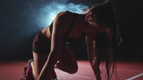 las piernas de primer plano en zapatillas de deporte los atletas están corriendo almohadillas en la pista del complejo deportivo y correr en cámara lenta