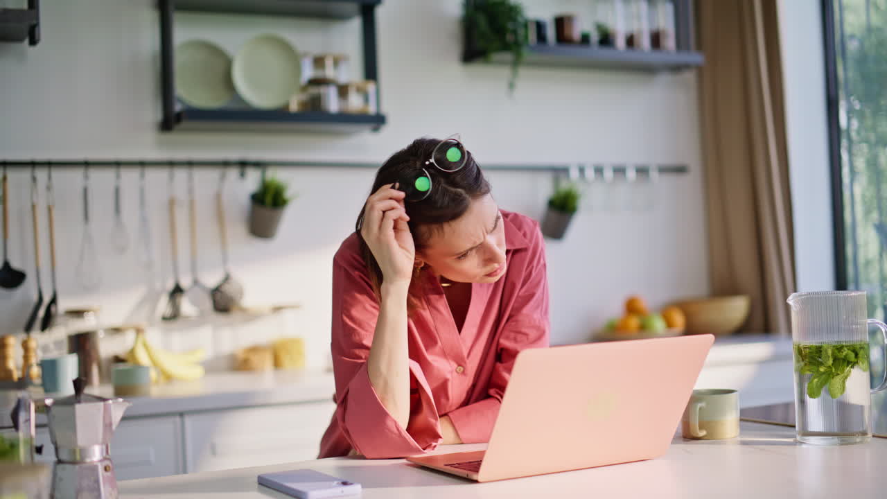 Træt freelancer arbejder tæt på hjemmekontoret. Forretningskvinde lukker computeren