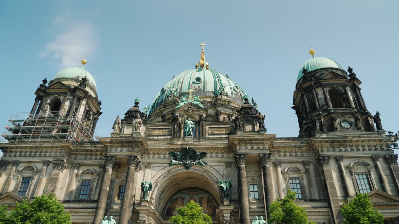 맑은 봄날 스테디캠 샷에 베를린 대성당