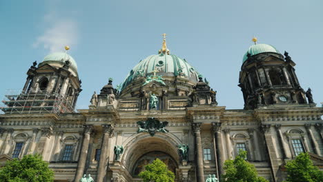 Berliner-Dom-An-Einem-Klaren-Frühlingstag-Steadicam-Aufnahme