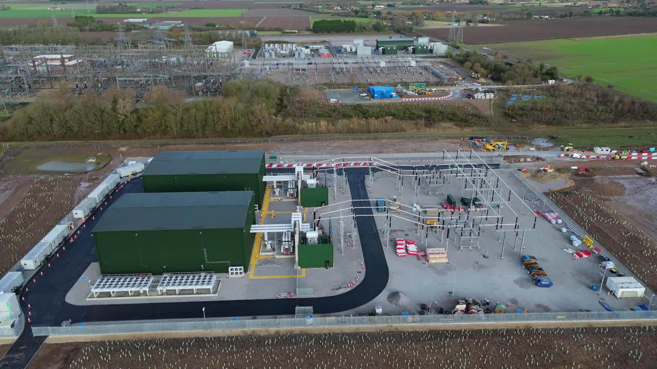 Ripresa aerea ad alta quota del complesso della sottostazione di Walpole, che evidenzia l'integrazione di condensatori sincroni con le linee di trasmissione a 400kV esistenti.