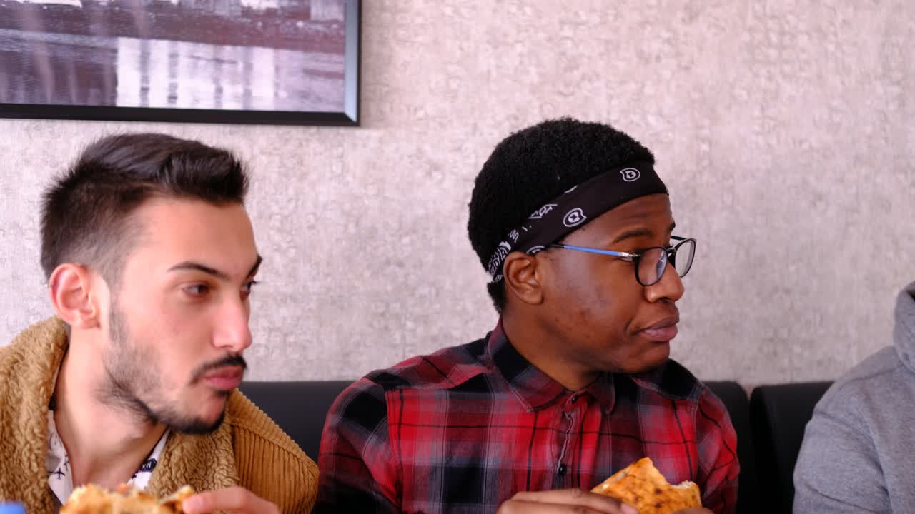 el amigo negro y blanco come al donante 1