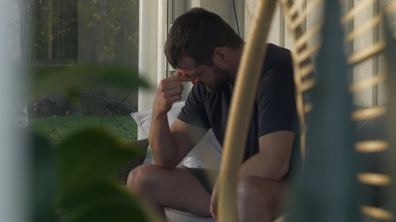 집에서 백인 남자는 불안, 우울증 개념에서 얼굴을 고 있습니다.