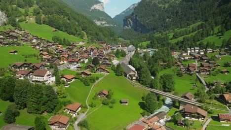 Enfoque-Aéreo-De-La-Estación-De-Tren-En-Lauterbrunnen,-Suiza