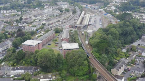 Vías-De-Locomotora-De-Tren-En-La-Catedral-De-La-Ciudad-De-Truro-Inglaterra-Antena