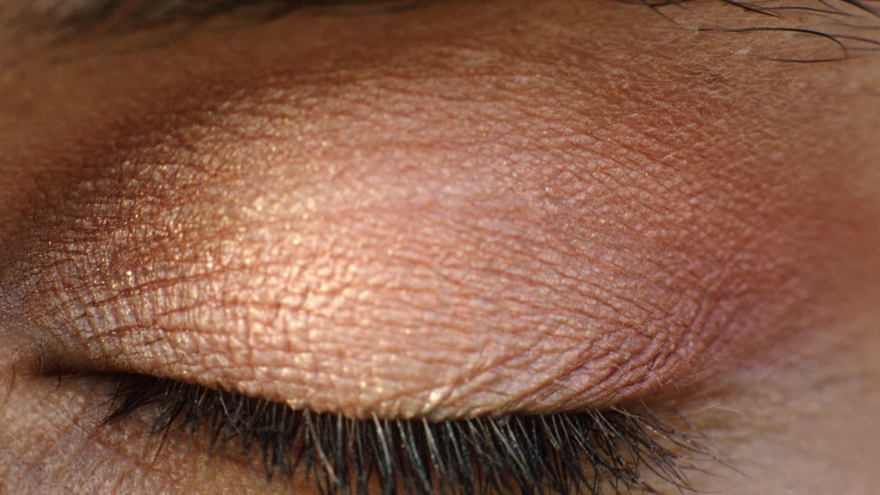 cerrar el macro ojo abriendo mirando asustado mostrando miedo emoción