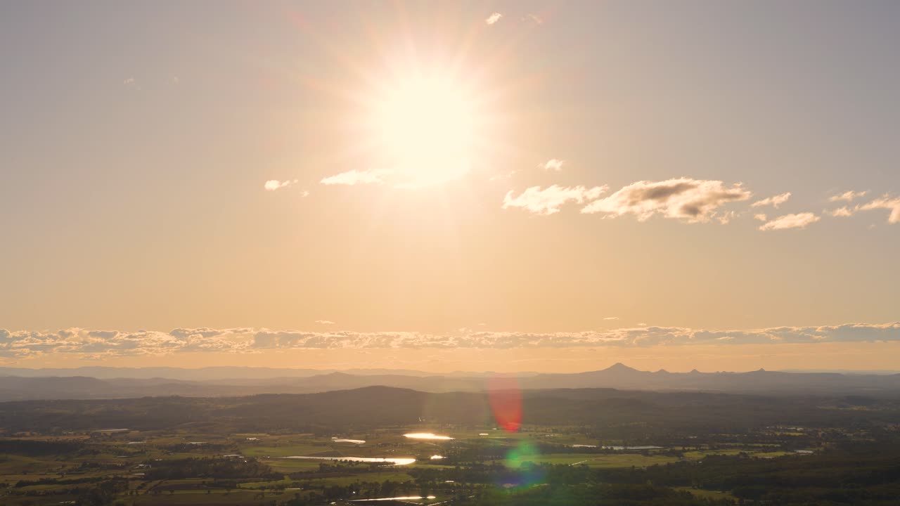 временный промежуток заката над живописным ландшафтом
