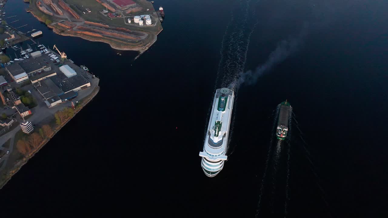 컨테이너선을 지나는 유람선의 공중 드론 영상