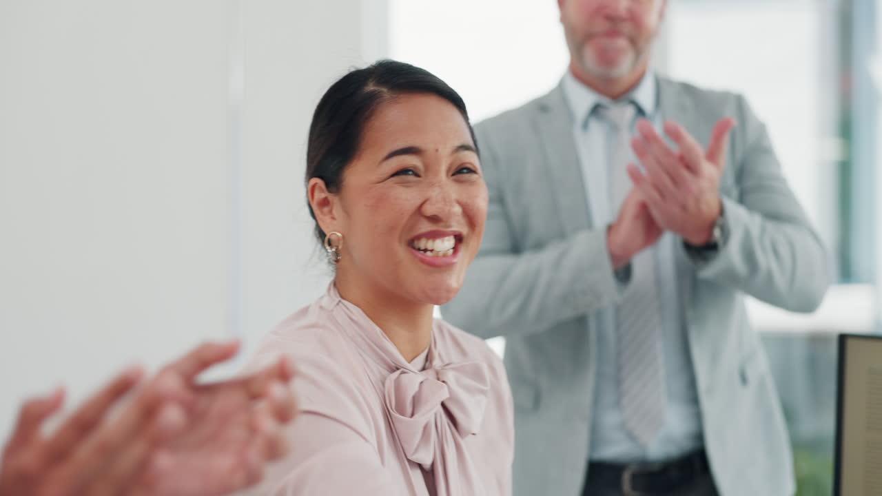 악수, 박수 또는 성공한 여성