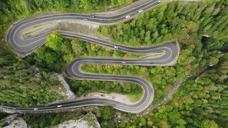 Vista-Aérea-De-Los-Vehículos-Que-Circulan-Por-Una-Carretera-Serpenteante-En-Cheile-Bicazului,-En-El-Noreste-De-Rumania