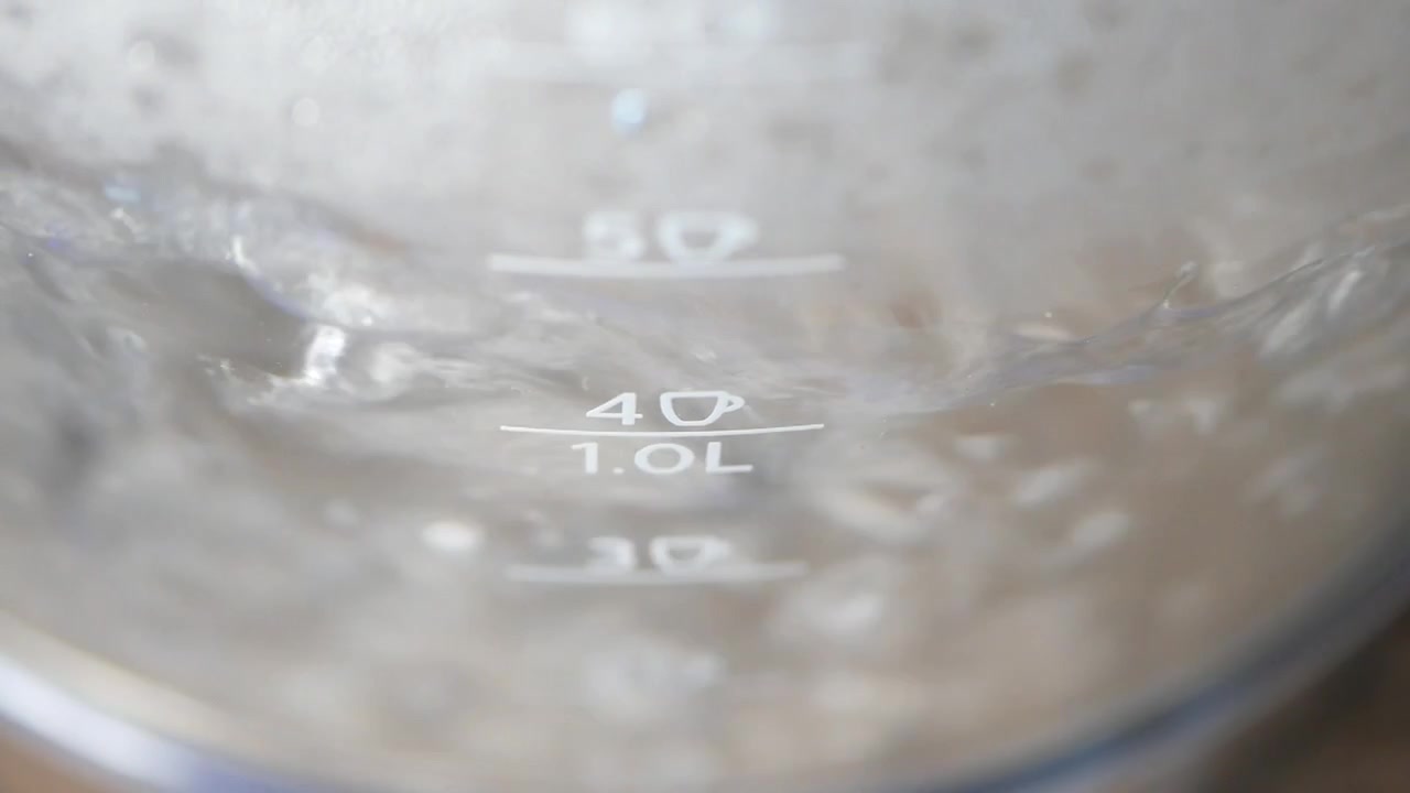 Primo piano di acqua che bolle in un bollitore elettrico di vetro