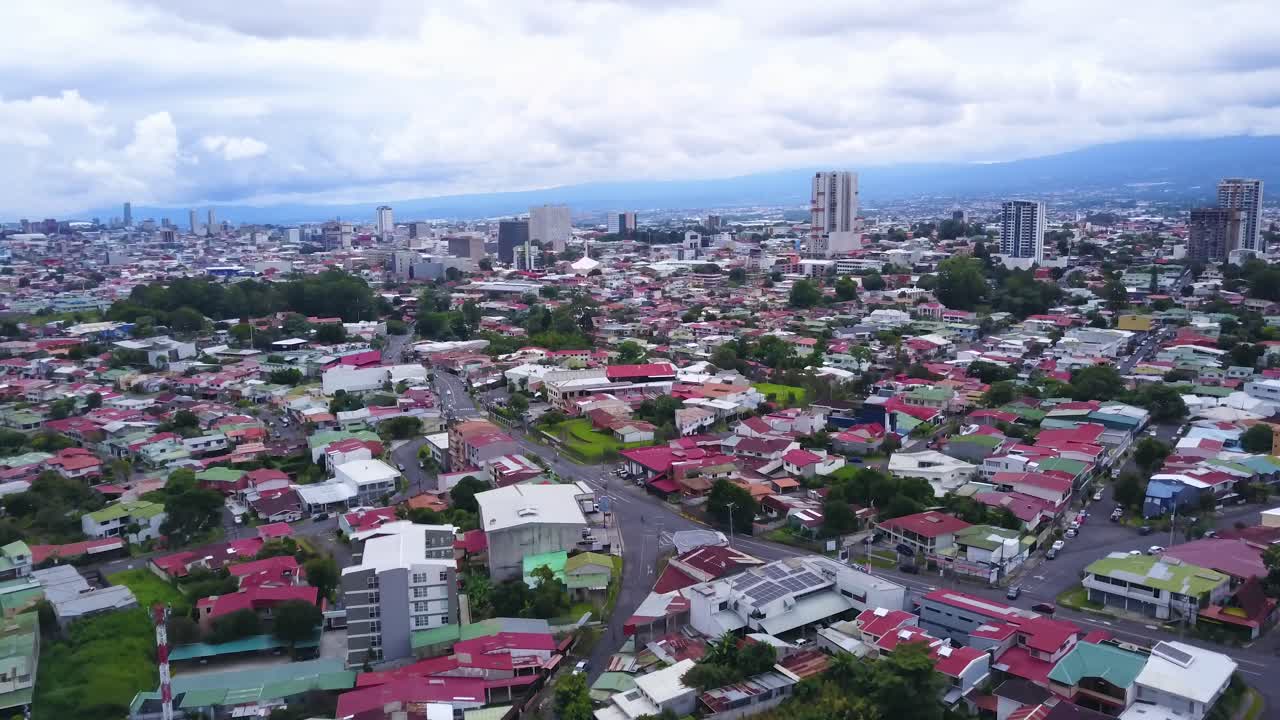 toma aérea de drones que muestra los suburbios de san jose, costa rica, en la mañana