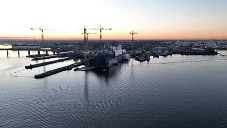 gran puerto seco de construcción de barcos militares en el río elizabeth en norfolk, virginia al amanecer