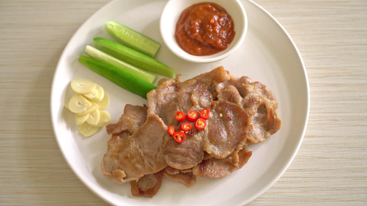 아시아 스타일로 접시에 얇게 썬 구운 돼지고기 목