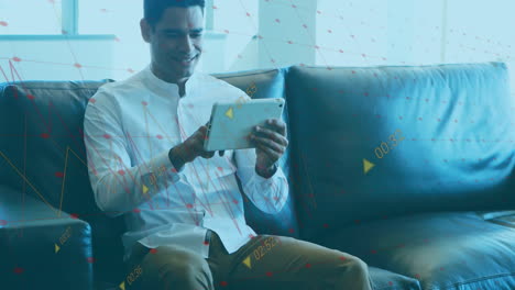 animación de procesamiento de datos y diagramas sobre hombre biracial usando tableta en la oficina
