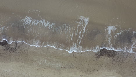 Sanft-Brechende-Wellen-An-Einem-Sandstrand-Im-Herbst