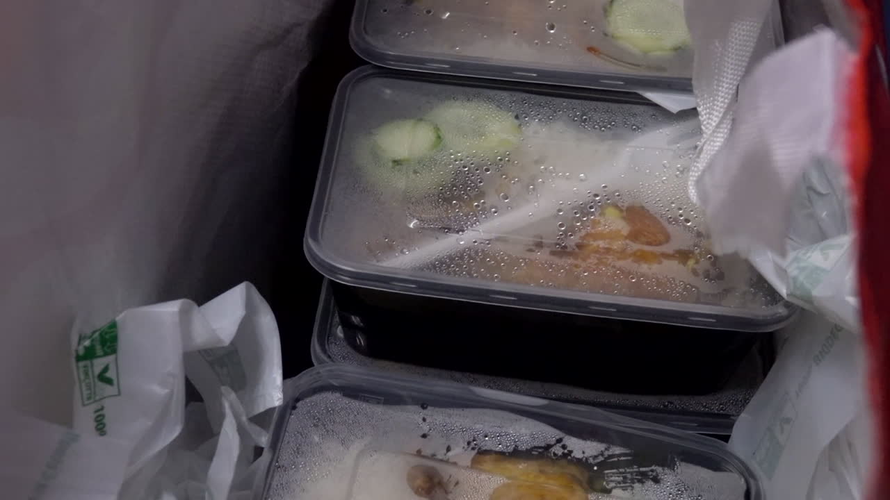 판매 목적으로 점심 상자 컨테이너에 나시 라으로 가득 찬 플라스틱 가방